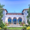 Jardim de Entrada com Lindas Flores e Plantas