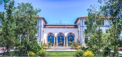 Jardim de Entrada com Lindas Flores e Plantas