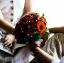 Presenteando com Buquê de Rosas Vermelhas