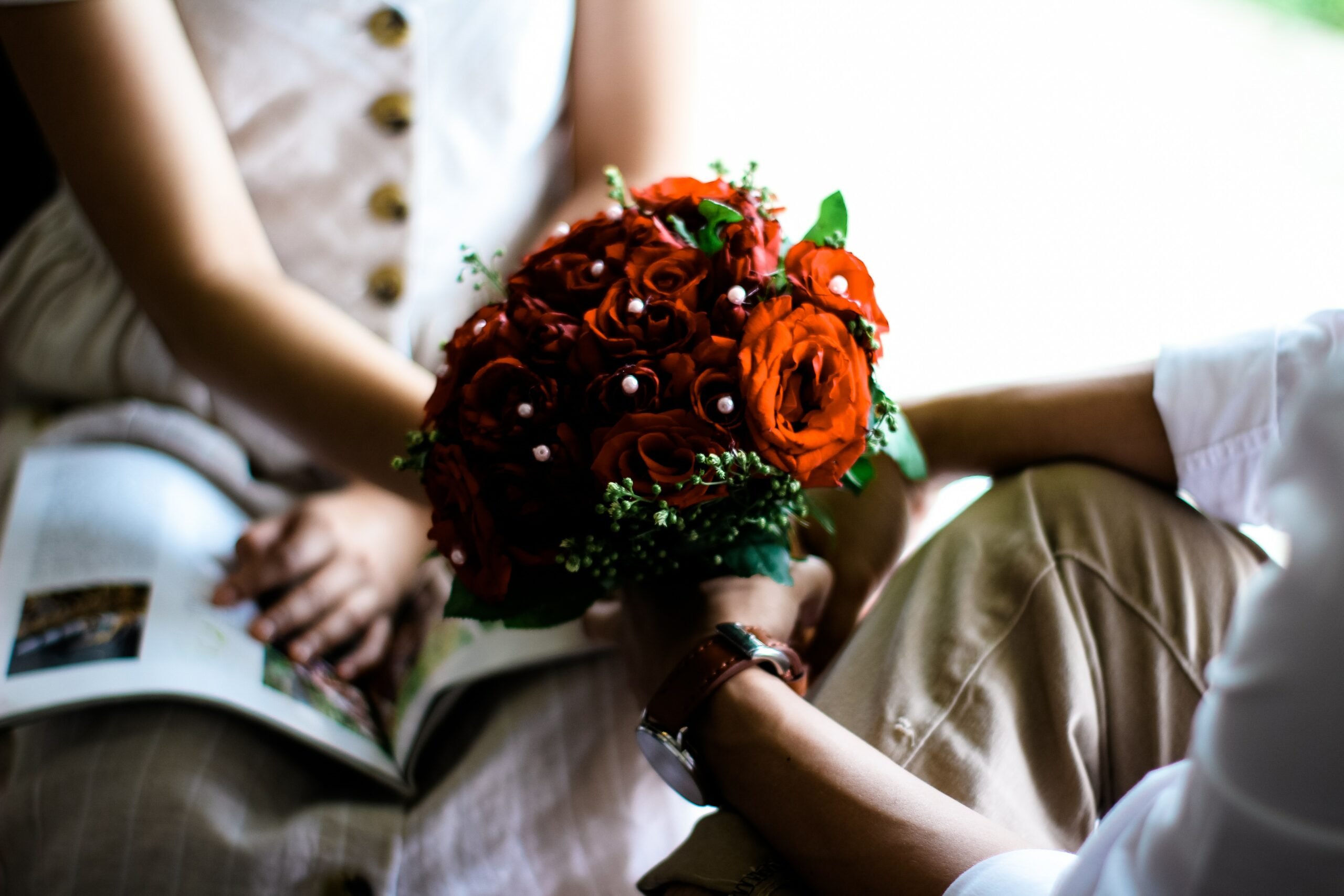 Presenteando com Buquê de Rosas Vermelhas
