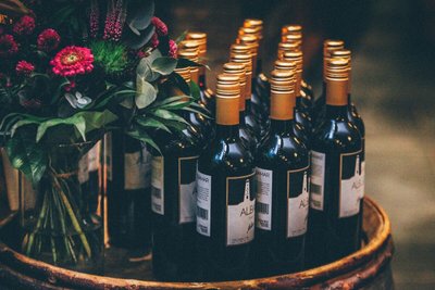 Vinho e flores — Presenteie com o Que há de Mais Romântico