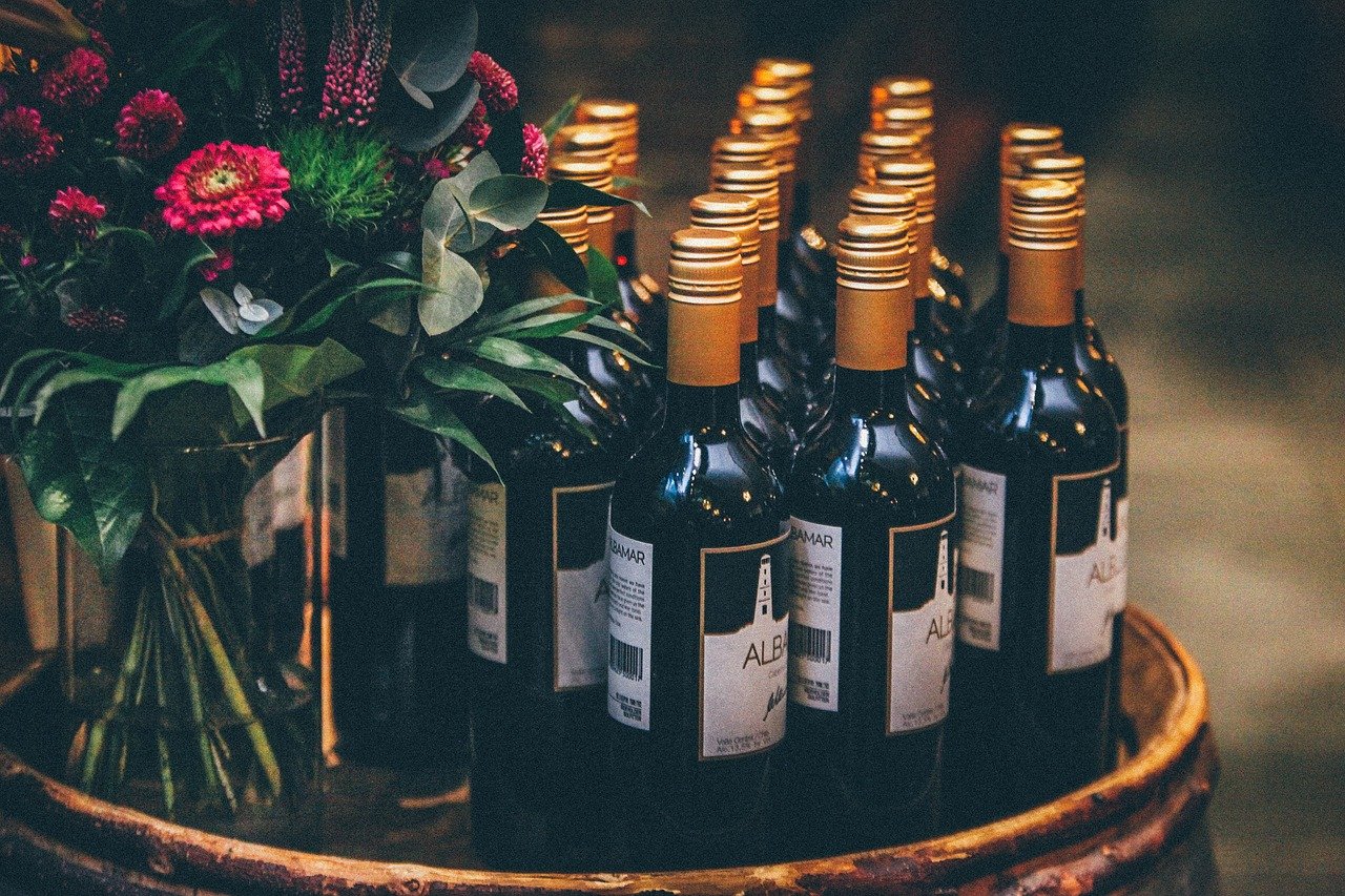 Vinho e flores — Presenteie com o Que há de Mais Romântico