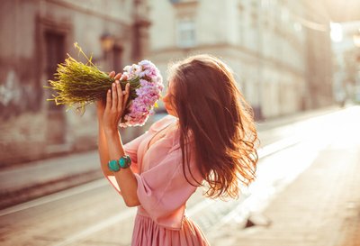 Veja o porquê escolher flores para dar de presente para namorada