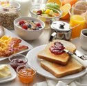 4 dicas para criar uma linda cesta de café da manhã no dia dos namorados