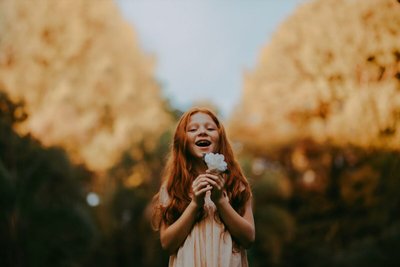 Crianças com Flores — Como Acostumar os Pequenos com a Natureza