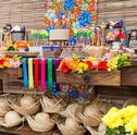 Decoração de Festa Junina com Flores na Mesa Junina