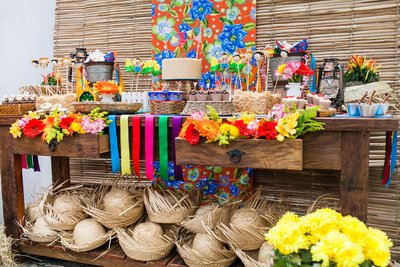 Decoração de Festa Junina com Flores na Mesa Junina