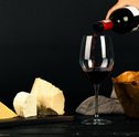 Cesta de Vinho e Queijos — Aprenda a Presentear com Estilo!