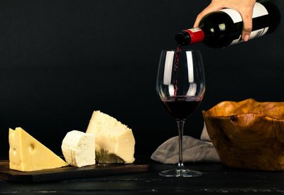 Cesta de Vinho e Queijos — Aprenda a Presentear com Estilo!