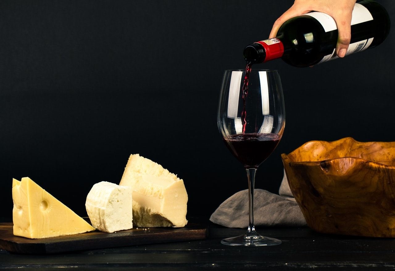 Cesta de Vinho e Queijos — Aprenda a Presentear com Estilo!