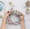 Aprenda a Usar os Arranjos de Flores nos Cabelos