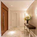 Veja ideias lindas para decorar sua porta de madeira com flores