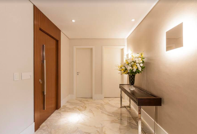 Veja ideias lindas para decorar sua porta de madeira com flores