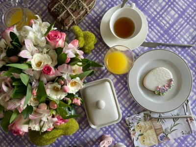 Decoração da mesa de Páscoa: 3 formas de usar flores