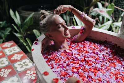 Como Preparar um Banho com Rosas e Seus Benefícios